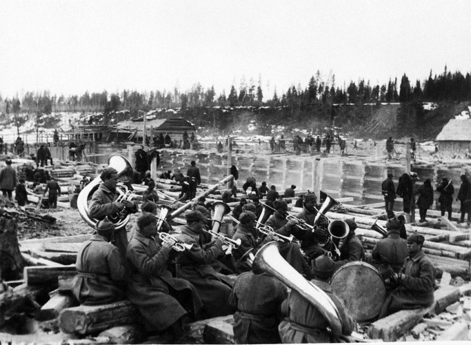 KANAŁ BIAŁOMORSKI, lata 1931-1933. Orkiestra dęta przygrywająca więźniom do pracy