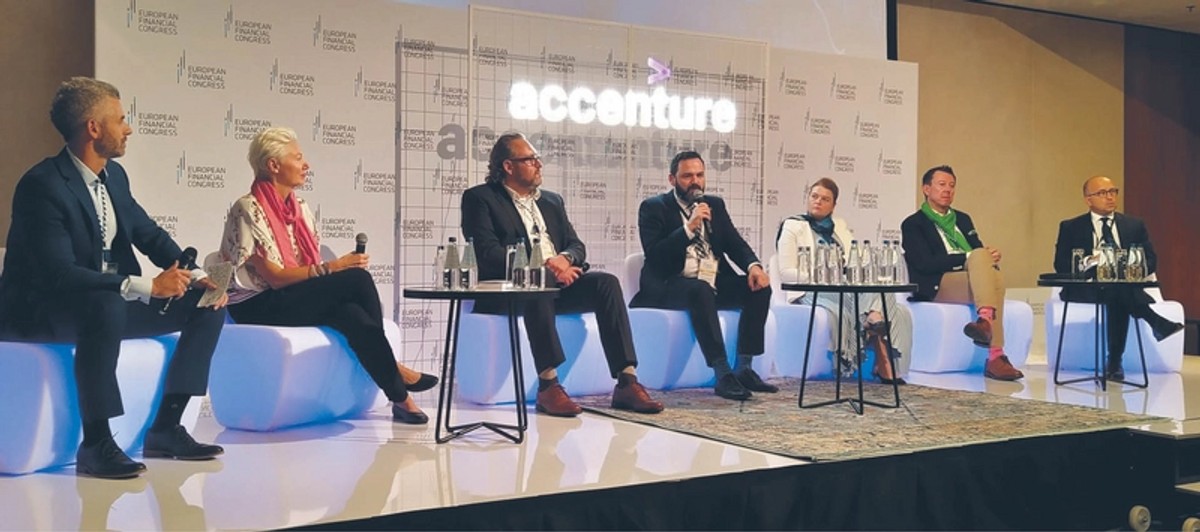 Na zdjęciu: Prowadzący: Tomasz Bilczyński Senior Manager – Accenture w Polsce, Jowita Michalska – Digital Univeristy, Uczestnicy: Bartłomiej Nocoń ze Związku Banków Polskich, Kamil Wyszkowski, dyrektor wykonawczy UN Global Compact Network Poland, Magdalena Zmitrowicz, wiceprezes zarządu Banku Pekao, Przemysław Gdański, prezes zarządu w BNP Paribas Bank Polska, Maciej Tarnawski, dyrektor zarządzający w Santander Bank Polska.