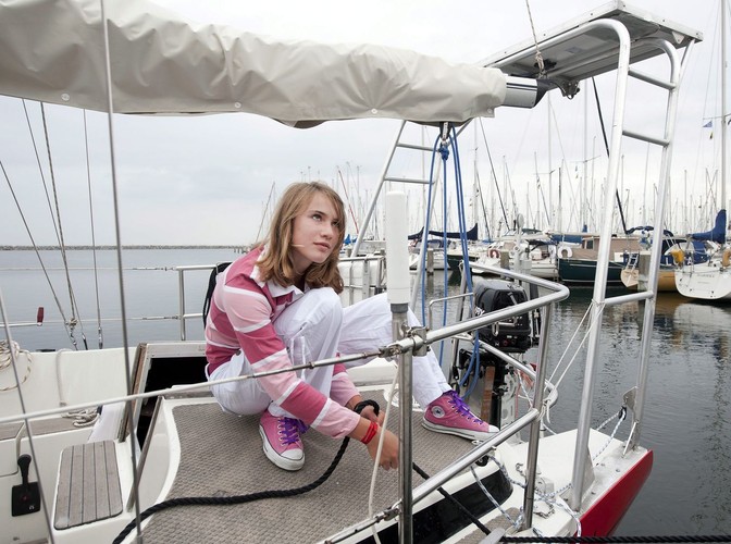 14-letnia Holenderkai Laura Dekker przygotowuje łódź w porcie w Brouwershaven