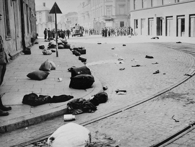 Widok głównej ulicy getta krakowskiego po jego likwidacji w 1943 r.