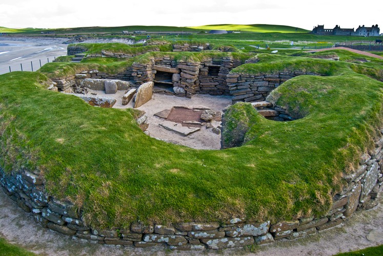 Skara Brae – dobrze zachowane osiedle neolityczne, znajdujące się u wybrzeży Szkocji, na jednej z wysp archipelagu Orkadów. Osada składa się z 8 kamiennych domostw. Archeolodzy oceniają, że Skara Brae było zamieszkiwane przez 600 lat od ok. 3100 roku p.n.e.
