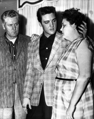Elvis Presley z matką Gladys i ojcem Vernonem E.