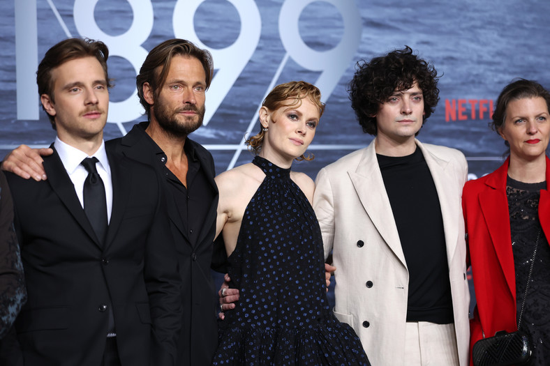 Maciej Musiał, Andreas Pietschmann, Emily Beecham, Aneurin Barnard i Jantje Friese na premierze "1899"