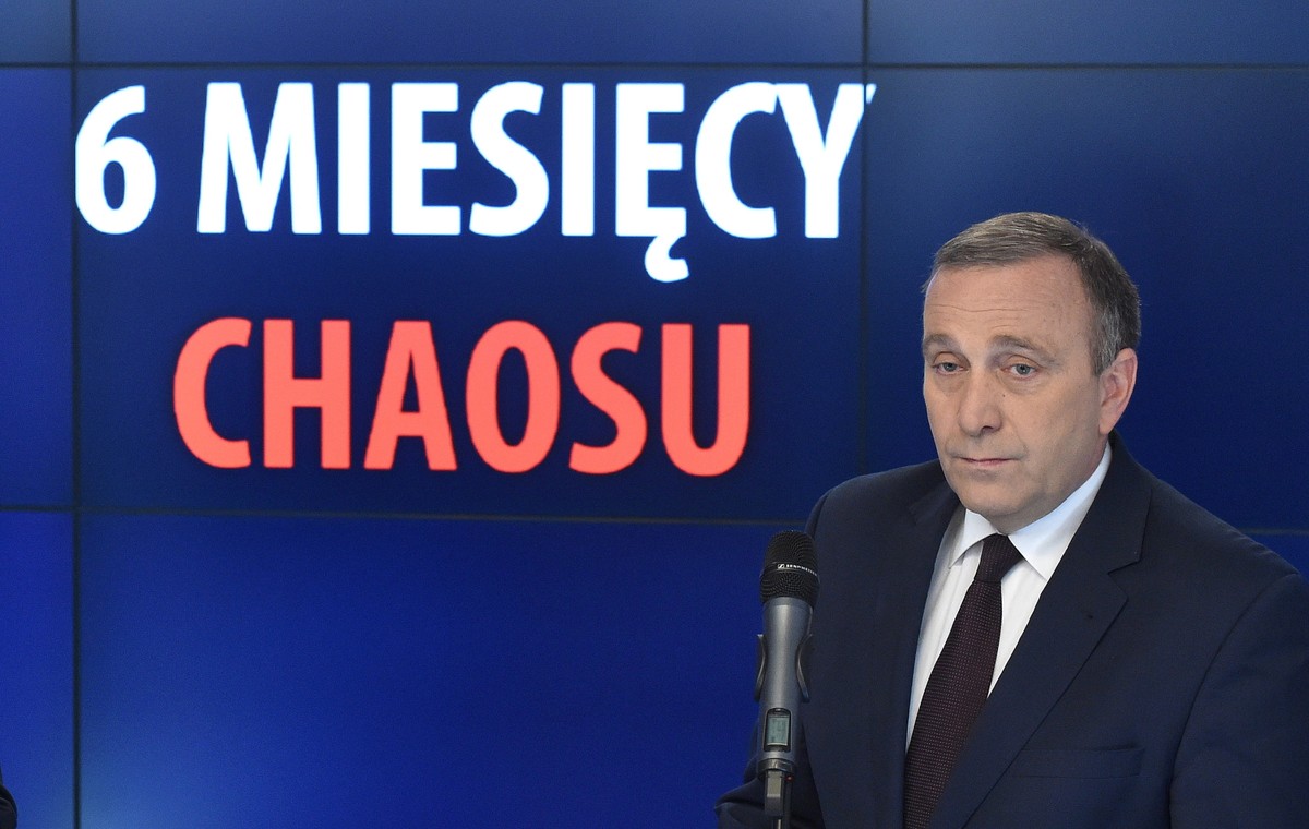 Lider PO Grzegorz Schetyna podczas konferencji prasowej na temat półrocznych rządów Prawa i Sprawiedliwości