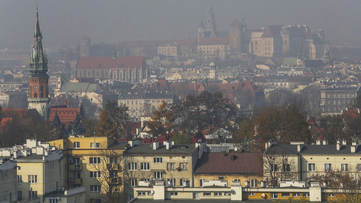 Sezon smogowy to trudny okres dla biegaczy. O tym, czy warto biegać podczas smogowych dni, gdzie trenować i dlaczego czasem warto iść na basen opowiada Rafał Oświęcimka, prezes Stowarzyszenia biegaczy "I Ty Możesz Być Wielki". Stan powietrza - dzięki współpracy Onetu z Airly - w każdej chwili można sprawdzić na stronie głównej Onetu, a także w serwisie pogoda.onet.pl.