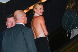 "Imala sam SE*S SA 26-GODIŠNJIM MOMKOM i bilo je neverovatno. Ali MOJA VAGINA zbog ovoga kaže NE", glumica (49) UŽIVA U VEZAMA ZA JEDNU NOĆ i kaje se što OVO nije pre probala