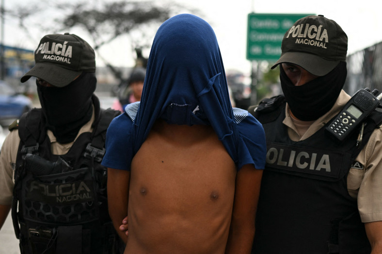 Ekwadorska policja zatrzymuje gangstera, Guayaquil, Ekwador, 15 stycznia 2024 r.
