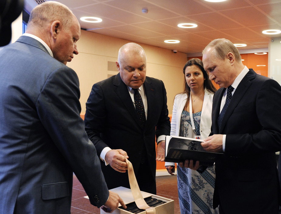 Rosyjscy propagandyści Dmitrij Kisielow i Margarita Simonian na spotkaniu z Władimirem Putinem