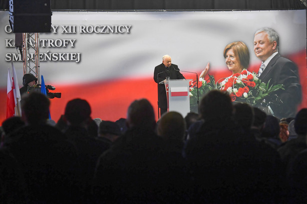 Obchody 12. rocznicy katastrofy smoleńskiej. Prezes PiS Jarosław Kaczyński przemawia przed Pałacem Prezydenckim w Warszawie