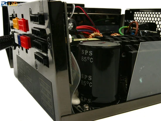 Główny kondensator zasilacza firmy Taiwan Ostor Corporation (OST), model SPS (560 uF, 420 V). Może działać w temperaturze 85°C