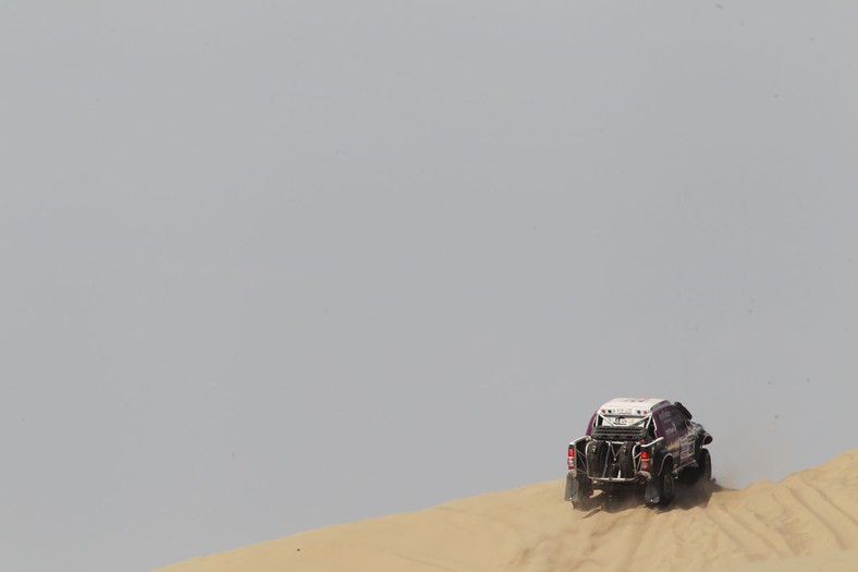 Dakar 2013: Hołowczyc zawiedziony, Sainz utknął na wydmach (2. etap, wyniki, galeria)