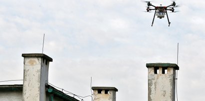 Latają dronami nad domami i wlepiają mandaty