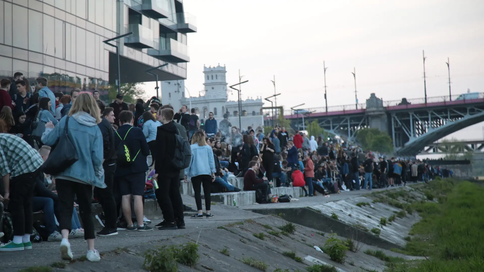 Wybite zęby, złamana noga. Rozmawiamy ze świadkami rozróby nad Wisłą