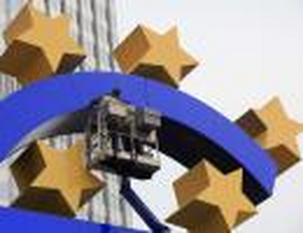 Symbol euro przed siedzibą Europejskiego Banku Centralnego