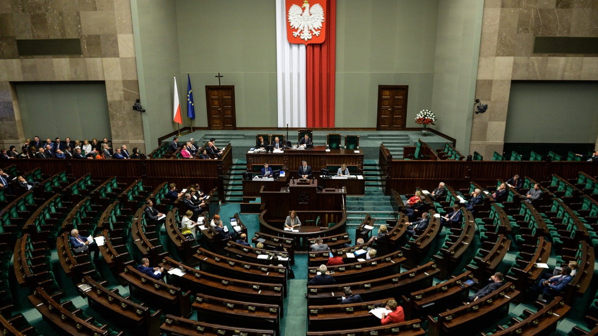 Sejm przyjął w środę wraz z poprawkami ustawę wprowadzającą normy jakościowe dla węgla i jednocześnie umożliwiającą przeznaczenie 280 mln zł na likwidację i spłatę długów kopalni Kazimierz-Juliusz.