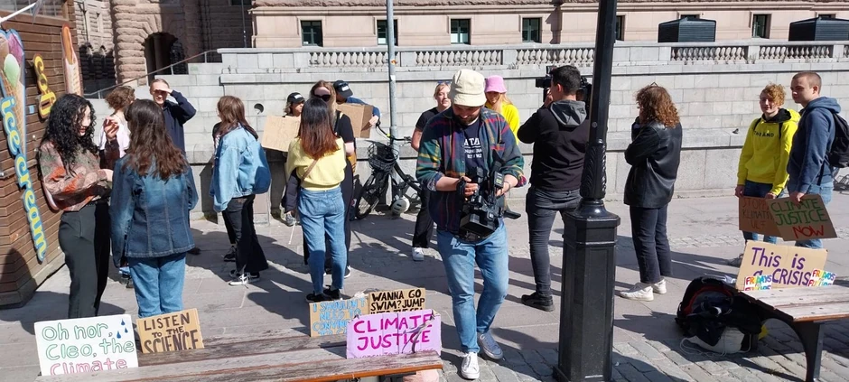 Greta Tunberg sa članovima svoje organizacije ispred švedskog parlamenta