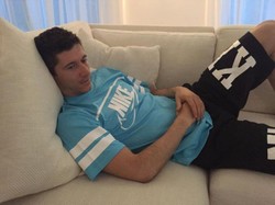 Lewandowski odpoczywa na kanapie i prawdopodobnie zagra z Barceloną