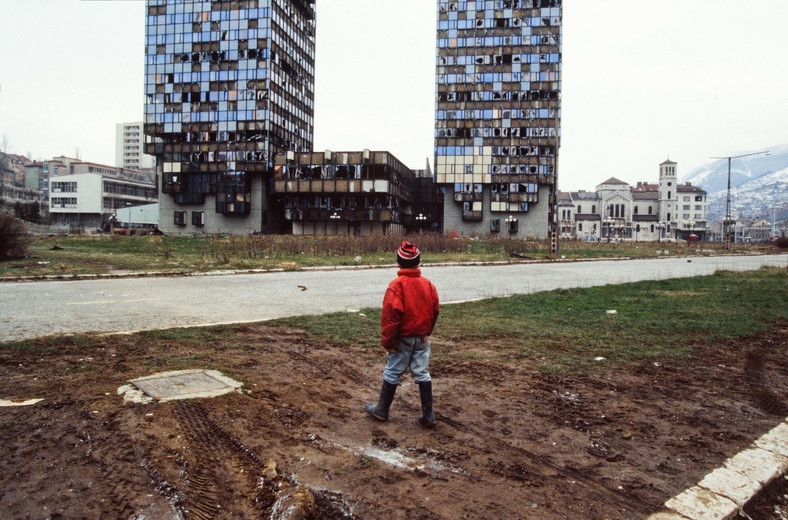 Chłopiec w Sarajewie, stolicy Bośni i Hercegowiny (1994)