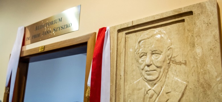 W Toruńskiej WSKSiM odsłonięto tablicę poświęconą prof. Szyszce