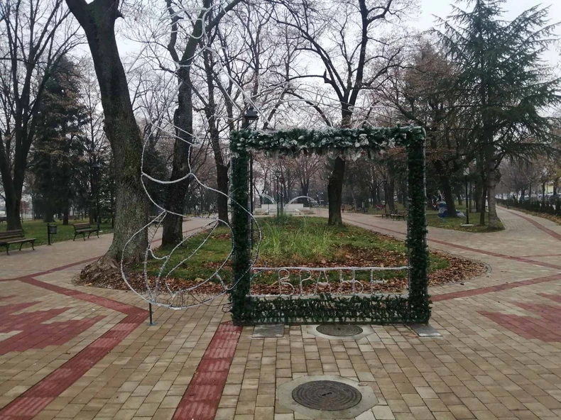 Sirena preko dana ne svetli, ali noću obasjava sve oko sebe