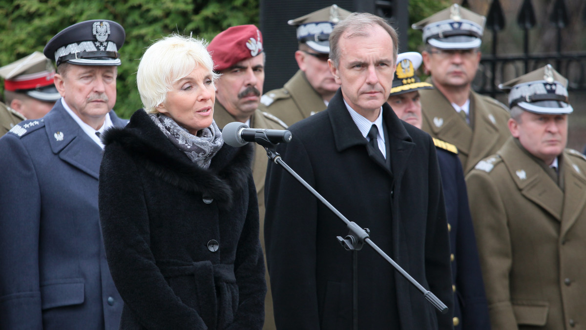 Minister obrony wyznaczył nowego dowódcę 56. Kujawskiego Pułku Śmigłowców Bojowych. Został nim ppłk Mirosław Franczak - poinformowało MON. Na początku listopada "Rzeczpospolita" napisała, że w pułku dochodziło do fałszowania dokumentów.