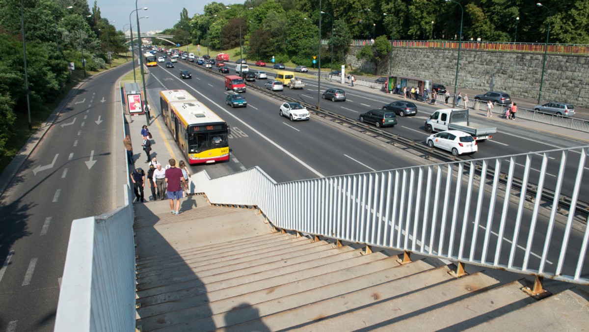 Powstaną windy, którymi osoby z ograniczoną mobilnością dostaną się na przystanki komunikacji miejskiej, wyremontowane zostaną platformy, pojawi się oznakowanie. Już wkrótce Trasa Łazienkowska stanie się bardziej dostępna dla osób z niepełnosprawnościami. Radni zamierzają przeznaczyć 2,5 mln zł na opracowanie koncepcji zmian.