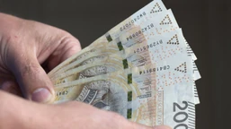 prawie 1000 złotych dodatku do pensji za czerwiec. pracodawca musi wam