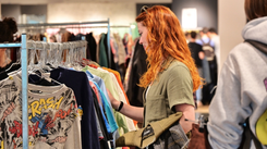 Ubrania z lumpeksów 'pływają w zarazkach'. Naukowcy zalecają jedno