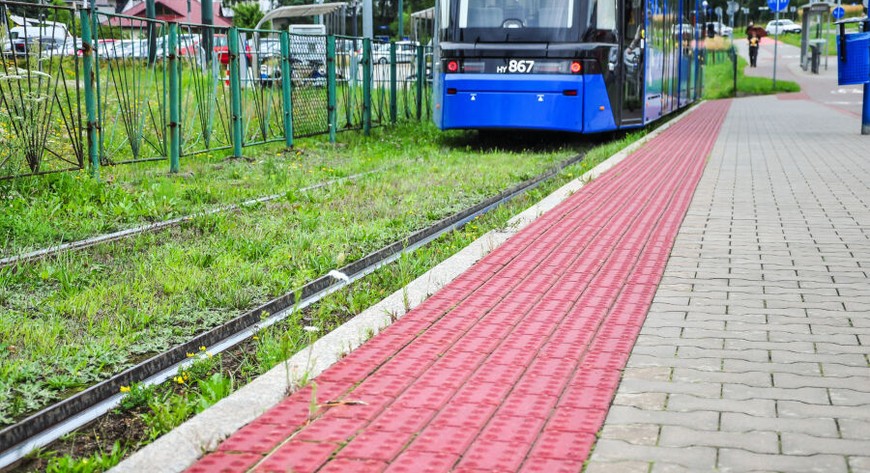 Miasto obecnie realizuje 16. edycję konkursu „Kraków bez barier. Promuje on osoby, instytucje, firmy, które podejmują działania mające na celu ułatwianie funkcjonowania osobom z niepełnosprawnościami.