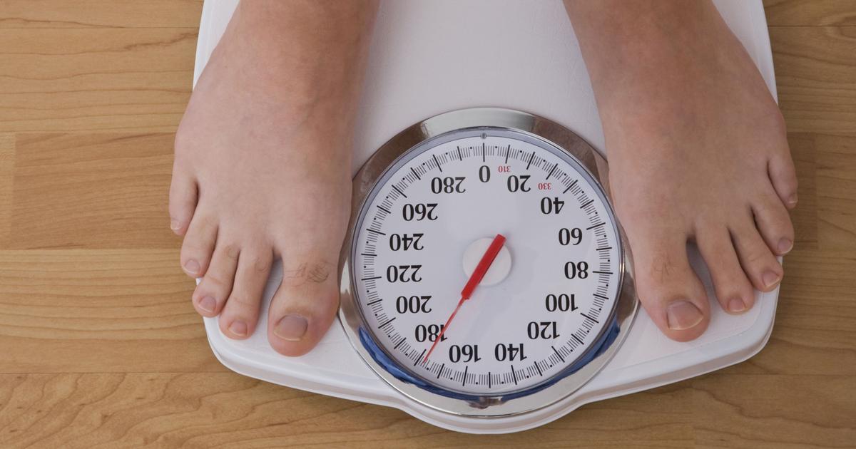 Полный человек на весах. Exercises to lose weight for kids. How much kilo. Normal pregnancy. Девушка взвешивается на весах.