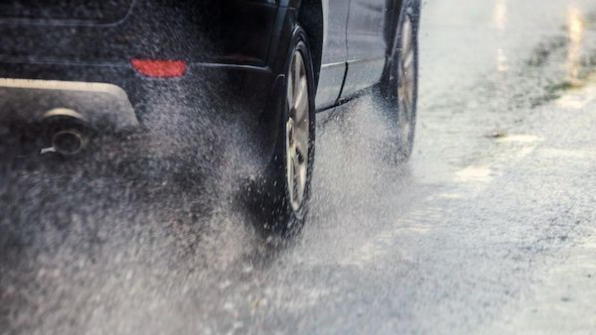 Distanța de frânare la 50 și 130 km/h: de câți metri ai nevoie pe uscat, pe ploaie, dar și cu mașina plină