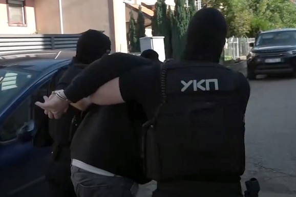 SKRIVAO SE U ŠTEK STANU, POKUŠAO DA POBEGNE POLICAJCIMA! Novo hapšenje zbog bacanja bombi u Smederevu: Beograđanin (20) sa saučesnikom DEMOLIRAO splav i noćni klub