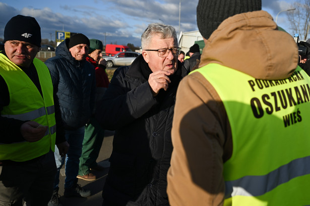 Medyka, 23.12.2023. Minister rolnictwa i rozwoju wsi Czesław Siekierski spotkał się z protestującymi rolnikami