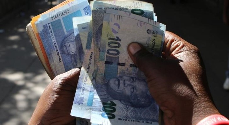 A street money changer counts South African Rands in Harare, Zimbabwe, May 5, 2016.  REUTERS/Philimon Bulawayo