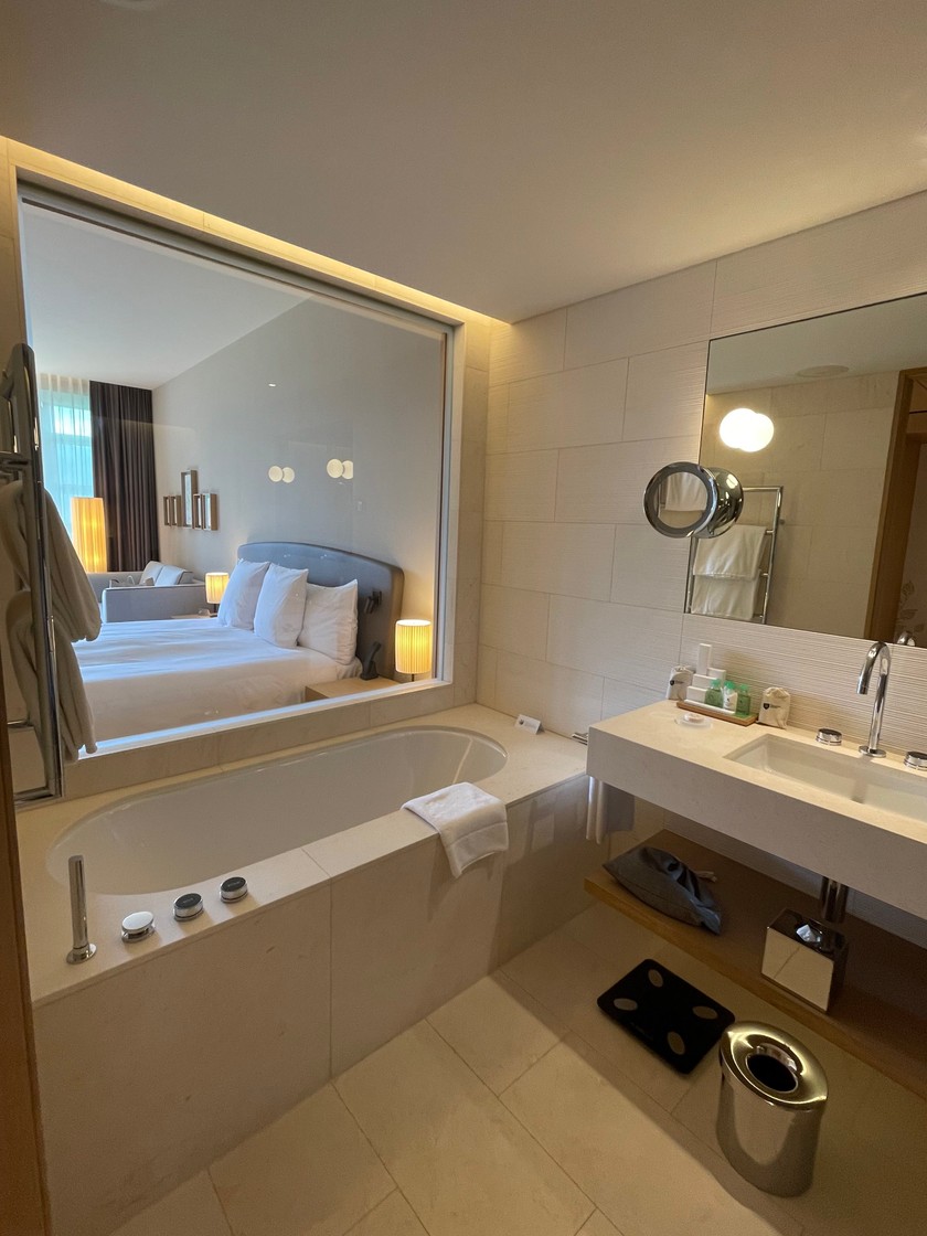 La salle de bains est spacieuse et équipée d’une baignoire. 