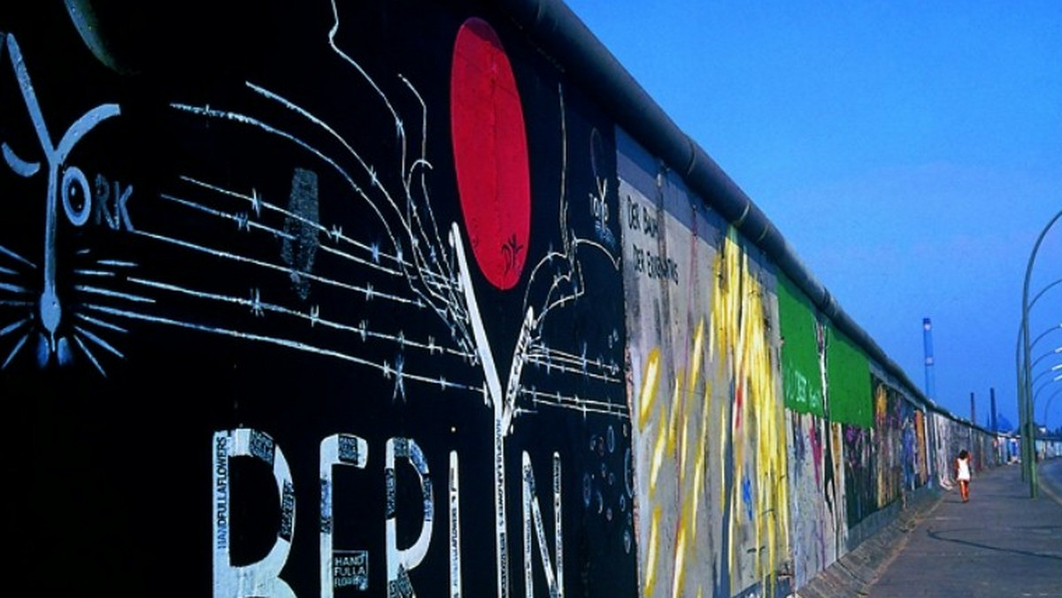 Fragmenty Muru Berlińskiego zostały zachowane jako pomniki w najróżniejszych miejscach pamięci w Berlinie. Stoją też w 140 miejscach całego świata i w... berlińskiej sortowni odpadów, co odkrył reporter "Deutsche Welle".