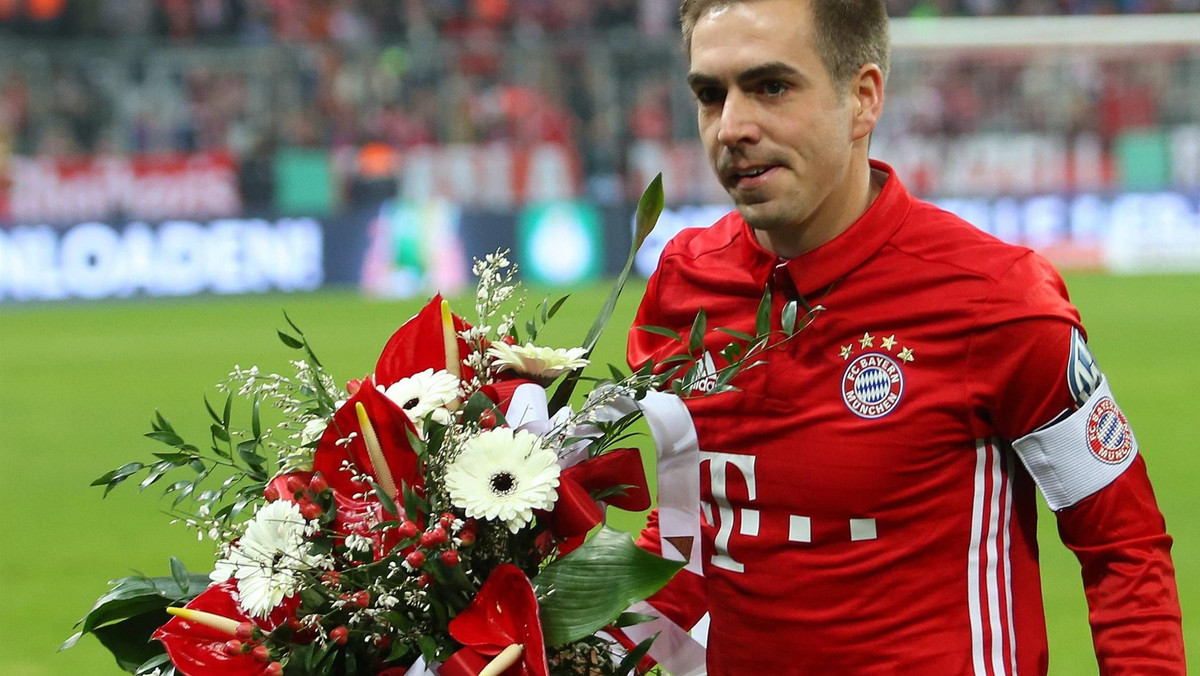 Philipp Lahm ogłosił we wtorek, że po zakończeniu obecnego sezonu przejdzie na emeryturę. Jednocześnie 33-latek dodał, że nie zostanie dyrektorem sportowym klubu, gdyż nie jest na to gotowy. W środę Bayern wydał komunikat w tej sprawie. "Jesteśmy zaskoczeni decyzją Philippa" - można przeczytać w oświadczeniu klubu.