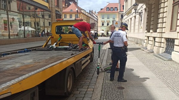 We Wrocławiu obowiązują jasne, oparte na przepisach prawa o ruchu drogowym, zasady dotyczące parkowania hulajnóg elektrycznych. 