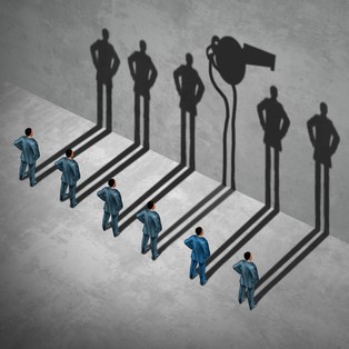 Sygnaliści w polskich firmach wciąż czekają na wprowadzenie unijnej dyrektywy [BADANIE]