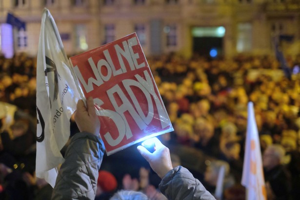 Uczestnicy protestu pod hasłem „Dziś sędziowie - jutro Ty”, przeciwko nowelizacji ustawy o ustroju sądów powszechnych i Sądzie Najwyższym, 18 bm. przed siedzibą Sądu Okręgowego w Poznaniu