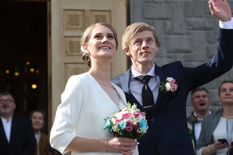 Reprezentant Polski w skokach narciarskich Dawid Kubacki poślubił Martę Majcher. Ceremonia odbyła się w sanktuarium Matki Bożej Częstochowskiej we wsi Bachledówka