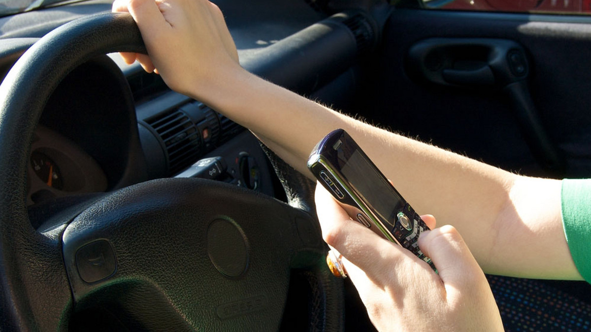 Rozmowa przez telefon jest bardziej niebezpieczna od prowadzenia samochodu po wypiciu alkoholu i nawet od dużej prędkości - takie są wyniki analiz przeprowadzonych we Włoszech. Kierowcy w tym kraju prawie w ogóle nie korzystają z zestawów głośnomówiących.