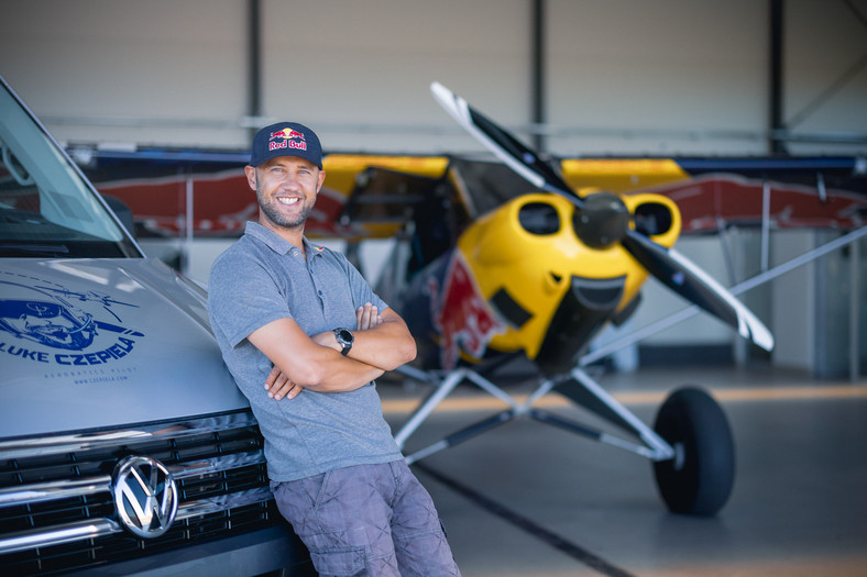 Pilot akrobacyjny Łukasz Czepiela wybrał Volkswagena Grand California