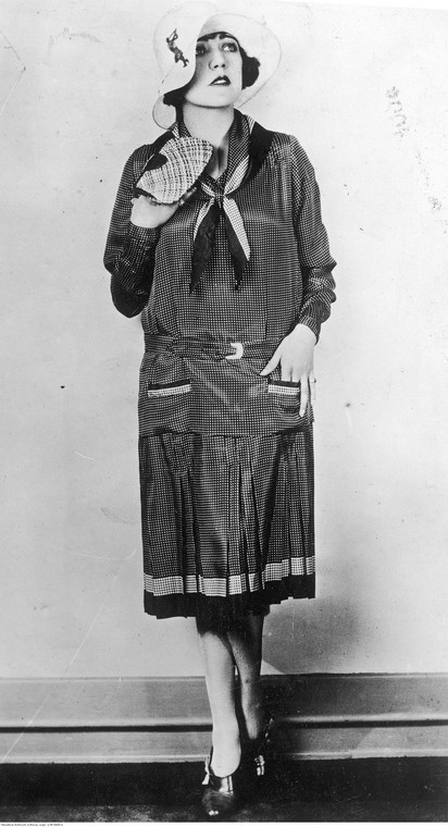 Modelka prezentuje sukienkę sportową w kratkę z kieszeniami (1928 r.)