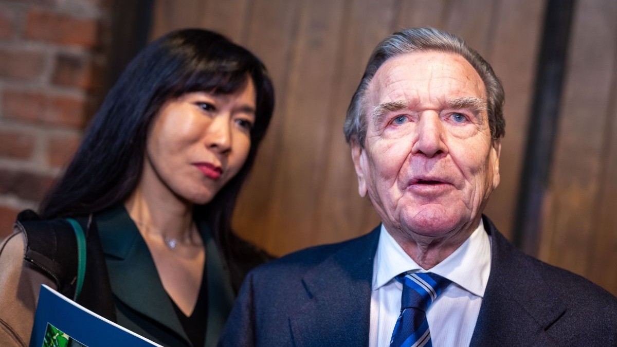Gerhard Schröder, șef de supermarketuri în Rusia Fostul cancelar german a vizitat magazinele din Moscova