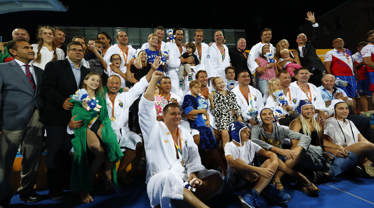 Az olimpiai bajnok
pólósok most családjukkal
ünnepelték a vb-sikert / Fotó: Fuszek Gábor