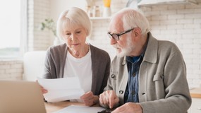 ZUS przeliczy emerytury od 2026 roku. Wzrost średnio o 210 zł, wyrównania do 1 800 zł – pełna lista roczników