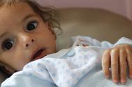 Ofiara głodu w Jemenie otrzymuje leczenie w szpitalu w Sanie, stolicy kraju