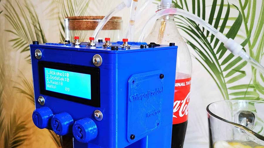 Wydrukowany 3D robot do nalewania drinków