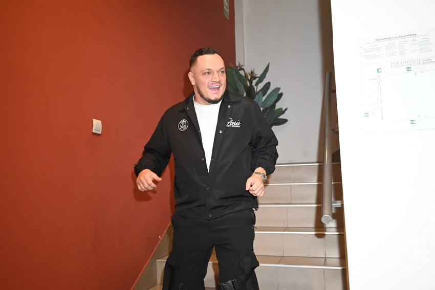 (VIDEO) GASTOZ NAPRAVIO SLAVLJE ZA SVETOG NIKOLU Anđela u kratkom kožnom šortsu, tu su Vuk Mob i Vanja Mijatović - reper se latio mikrofona